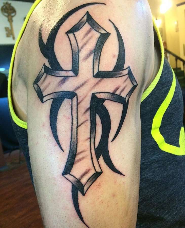 Tatuaje de cruz en el brazo