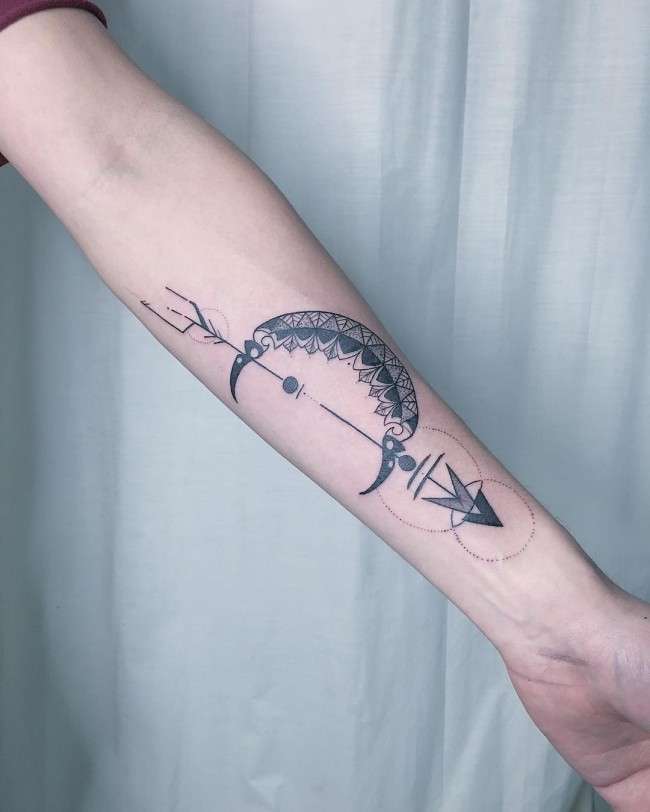 Tatuaje de flecha y media luna