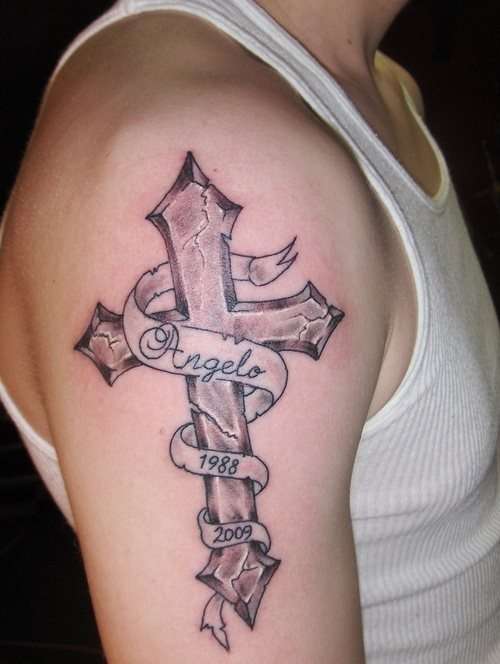 Tatuaje de cruz con dedicatoria