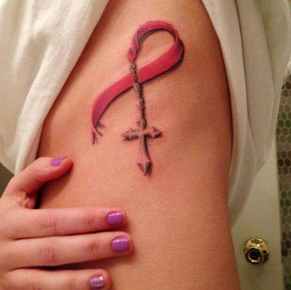 Tatuaje de cruz en color rosa