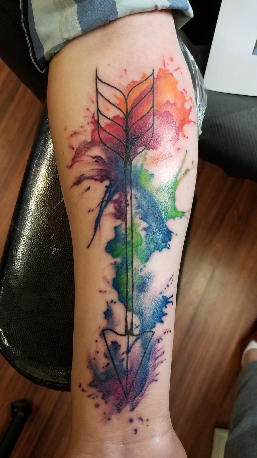Tatuaje de flecha en colores acuarela