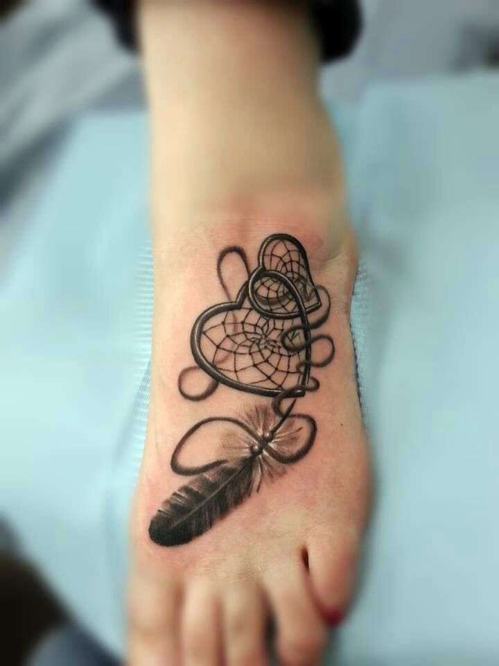 Tatuaje de atrapasueños corazones en el pie