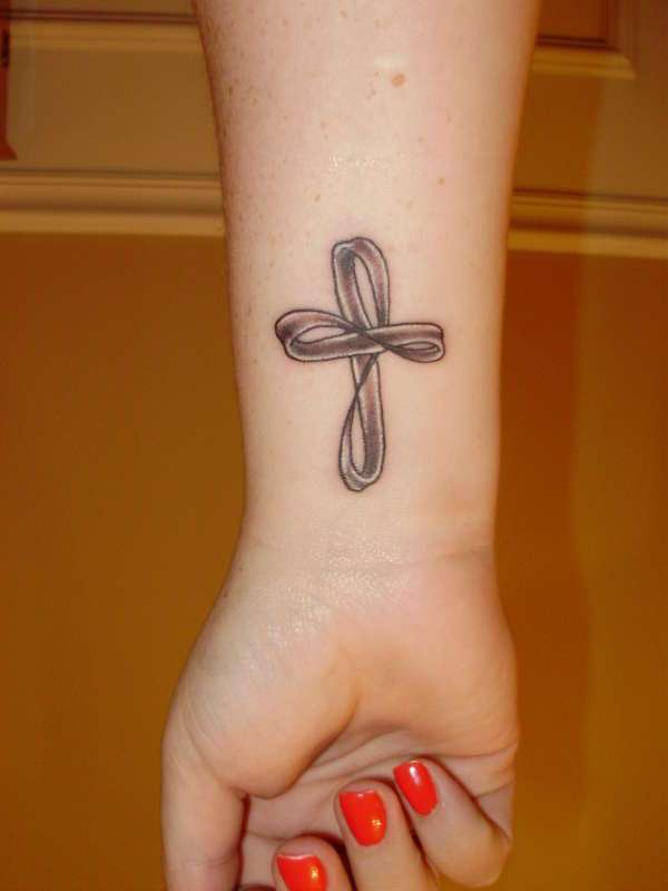 Tatuaje de cruz de lazo