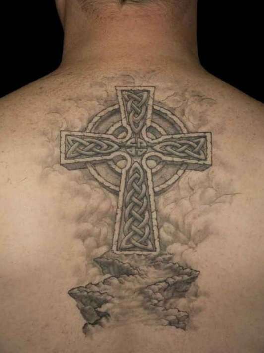 Tatuaje de cruz Celta en la espalda