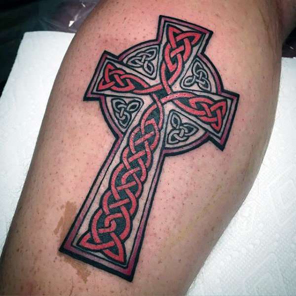 Tatuaje de cruz Celta con entrelazado rojo
