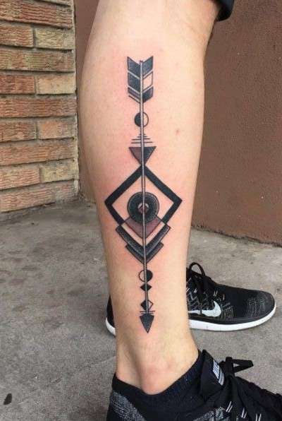 Tatuaje de flecha en la pierna