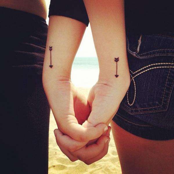Tatuaje de flecha pequeña en pareja
