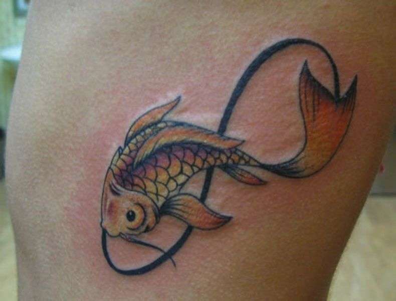 Tatuaje de infinito con pez koi