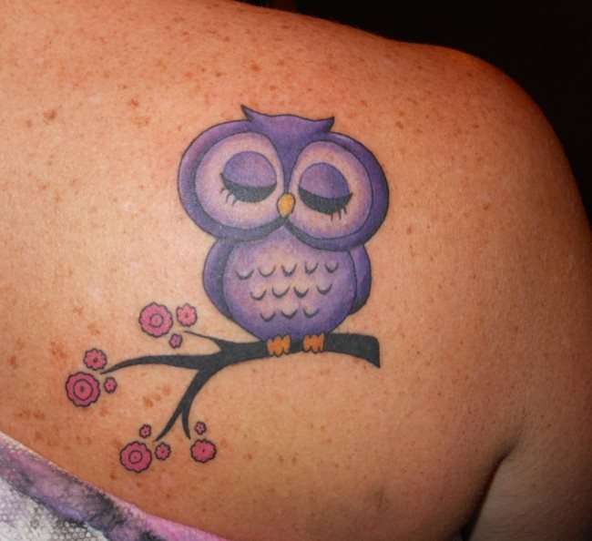 Tatuaje de búho violeta en la espalda