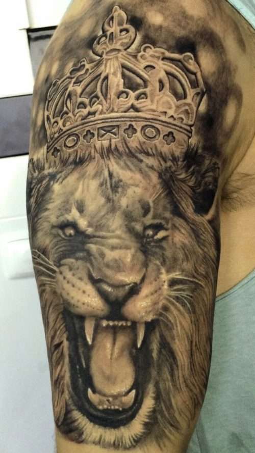 Tatuaje de león con corona