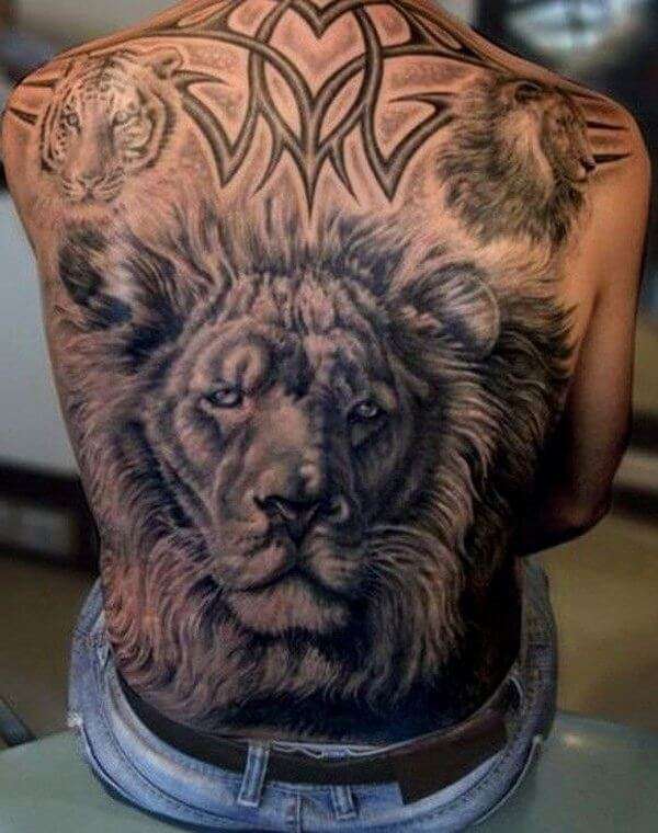 Tatuaje de león en la espalda