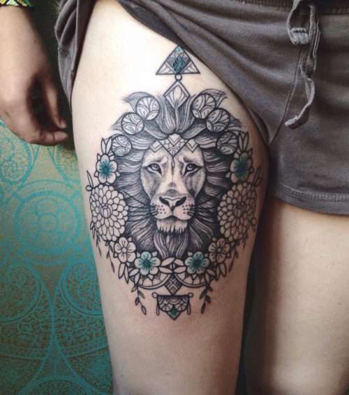 Tatuaje de león en el muslo