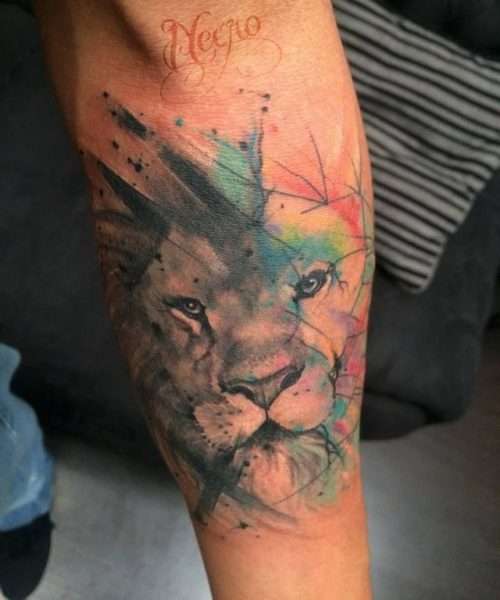 Tatuaje de león diversos colores