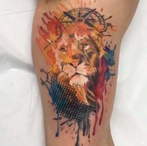 Tatuaje de león y otros símbolos
