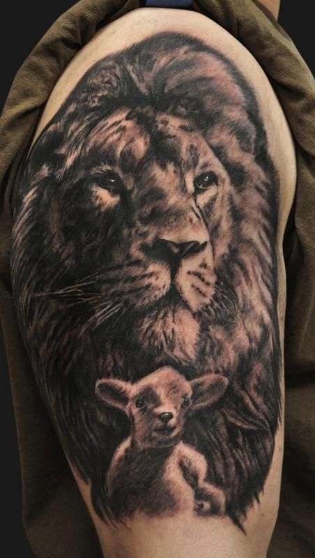 Tatuaje de león y cordero