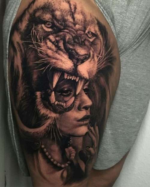 Tatuaje de león y mujer