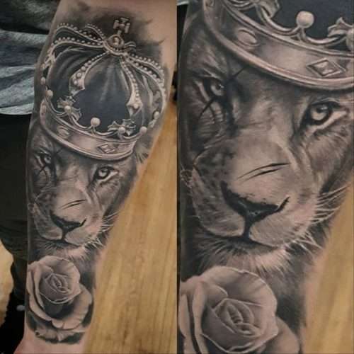 Tatuaje de león, corona y rosa