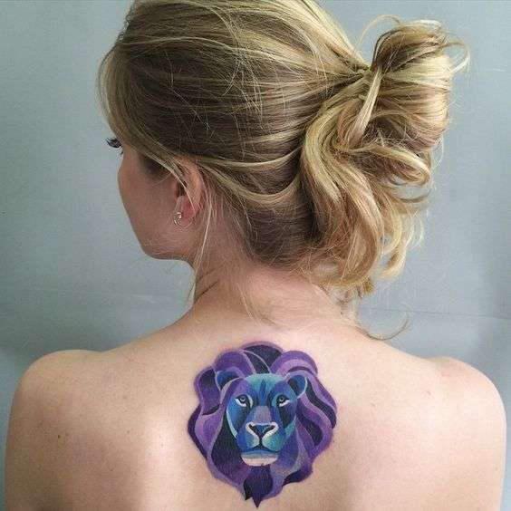 Tatuaje de león color violeta