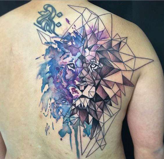 Tatuaje de león con figuras geométricas