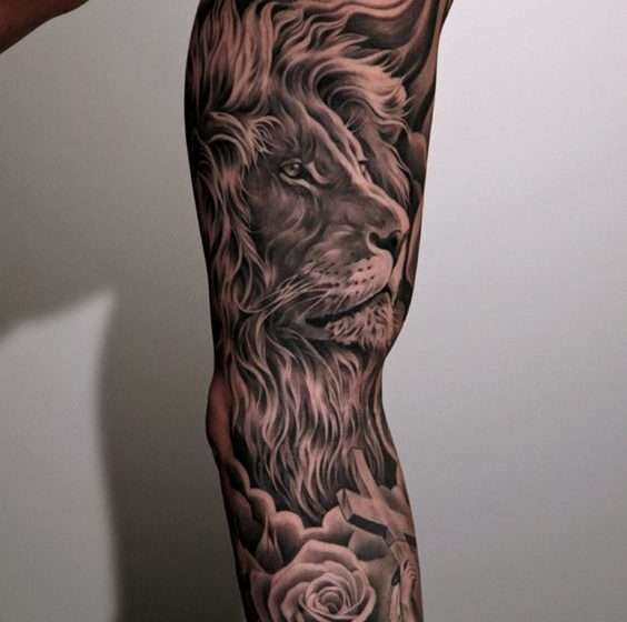Tatuaje de león, rosa y cruz