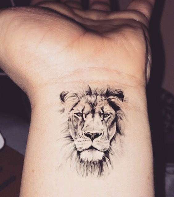 Tatuaje de león en la muñeca
