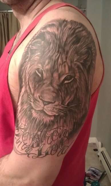 Tatuaje de león y frase