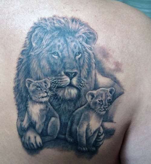 Tatuaje de león y cachorros