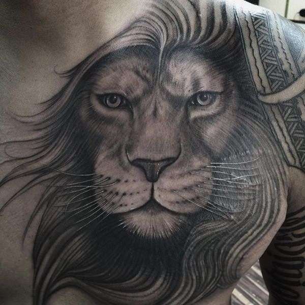 Tatuaje de león grande en el pecho