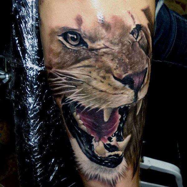 Tatuaje de león que ruge
