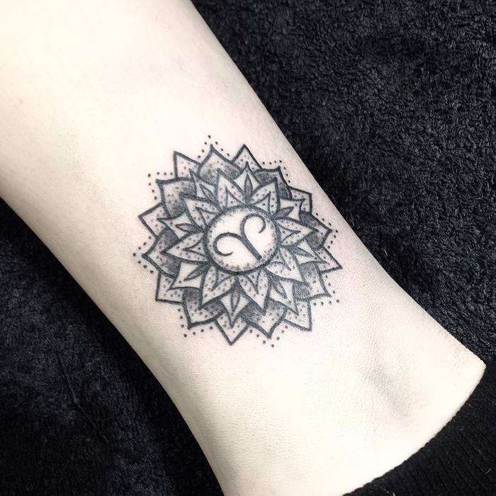 Tatuaje de mandala y símbolo zodiacal Tauro
