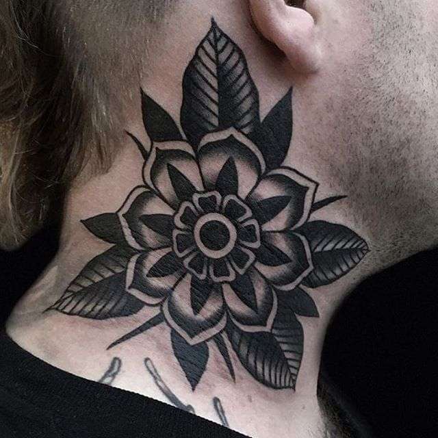 Tatuaje de mandala en el cuello