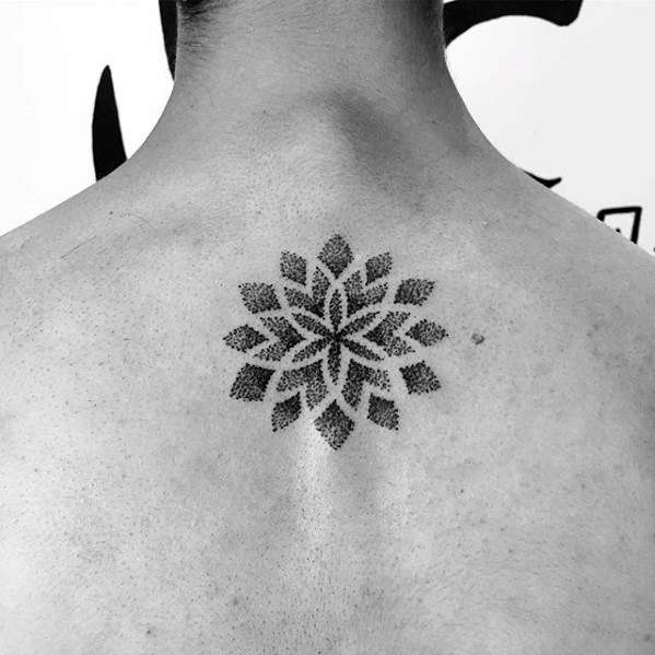 Tatuaje de mandala simple en la espalda