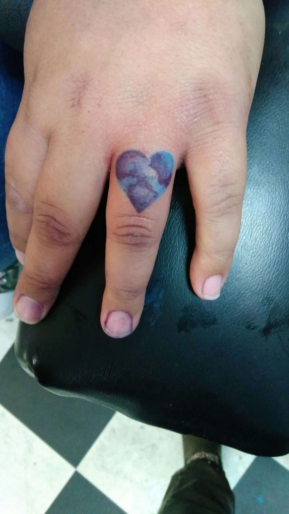 Tatuaje en los dedos: corazón en colores