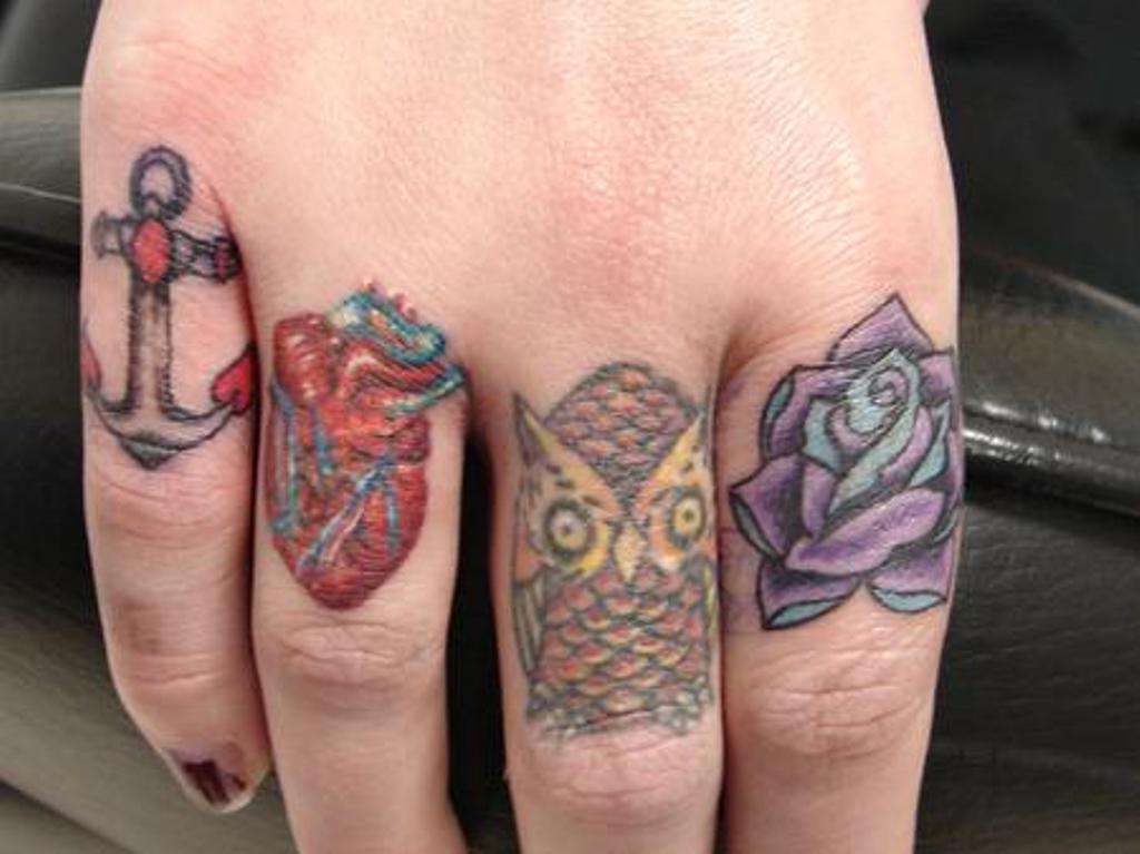 Tatuaje en los dedos: en colores