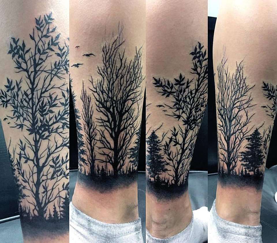 Tatuaje de bosque en la pierna