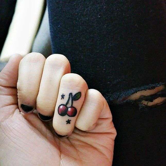 Tatuaje en los dedos: cerezas