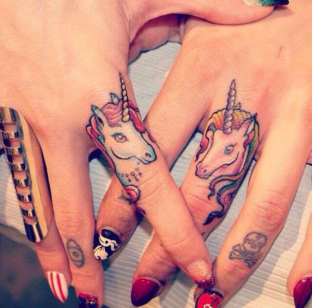 Tatuaje en los dedos: unicornios