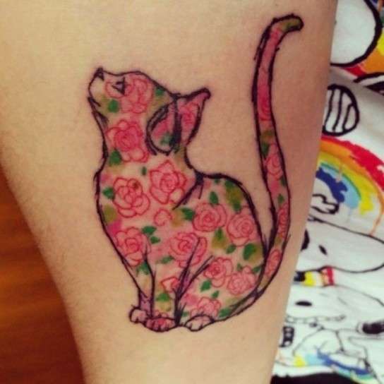 Tatuaje de gato con rosas