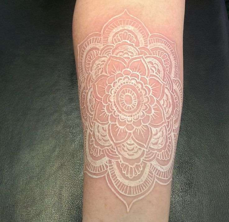 Tatuaje de mandala blanco