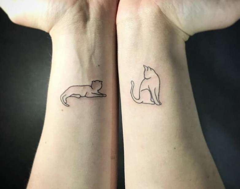 Tatuaje de gato en la muñeca