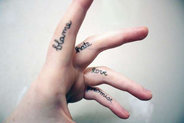Tatuajes en los dedos: palabras