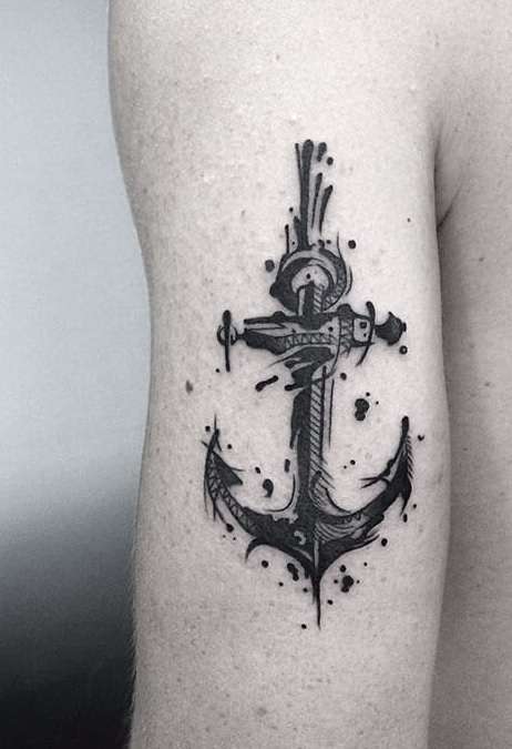 Tatuaje de ancla en el brazo