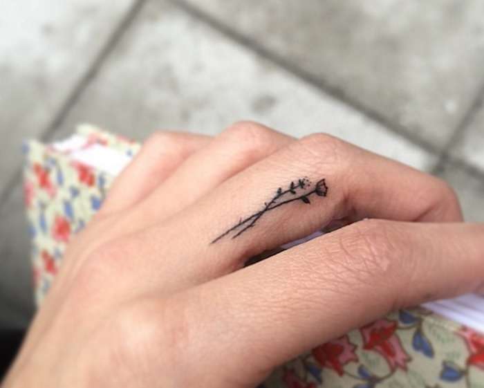 Tatuajes en los dedos: flores