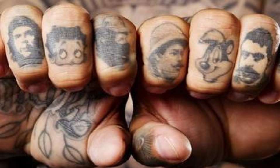 Tatuajes en los dedos. personas y personajes