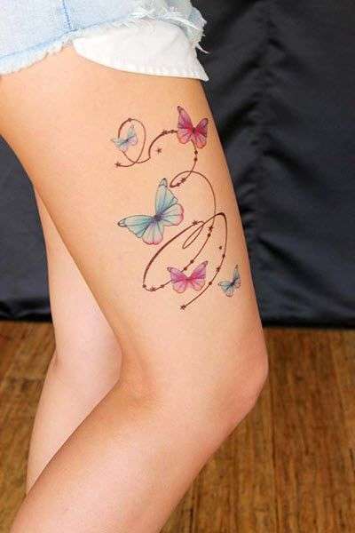 Tatuaje de mariposas en el muslo