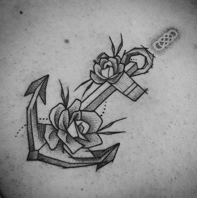 Tatuaje de ancla y dos rosas