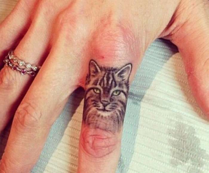 Tatuaje de gato en el dedo