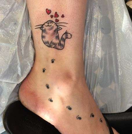 Tatuaje de gato pequeño en el tobillo