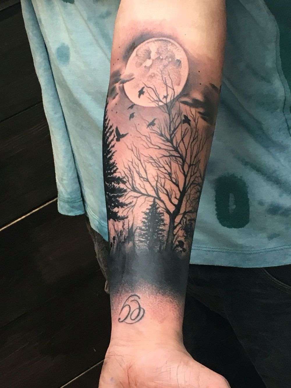 Tatuaje de bosque y luna