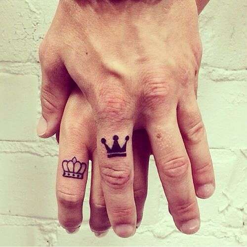 Tatuajes en los dedos: coronas en pareja